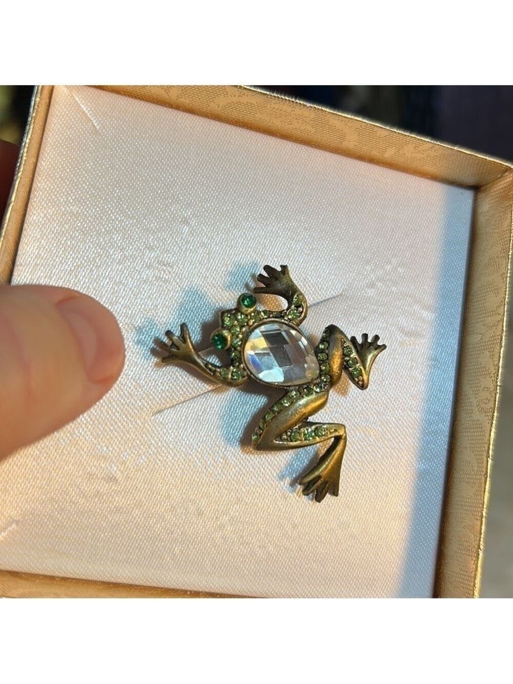 Frog Brooch - Picture 2 of 3